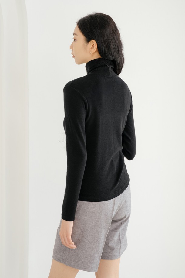 베이직 이너 티셔츠 BK는 여성 의류로, 사계절 내내 활용 가능한 레귤러 핏의 긴소매 터틀넥 티셔츠입니다. 부드러운 면 소재로 제작되어 편안한 착용감을 선사하며, 얇은 두께감으로 이너웨어 또는 기본 아이템으로 활용하기 좋습니다. 블랙 컬러의 무지 디자인은 미니멀, 클래식, 캐주얼 등 다양한 스타일 연출에 용이하며, 출근룩에도 잘 어울립니다. 기본에 충실한 디자인으로 어떤 옷에도 매치하기 쉬워 데일리 아이템으로 추천합니다.
