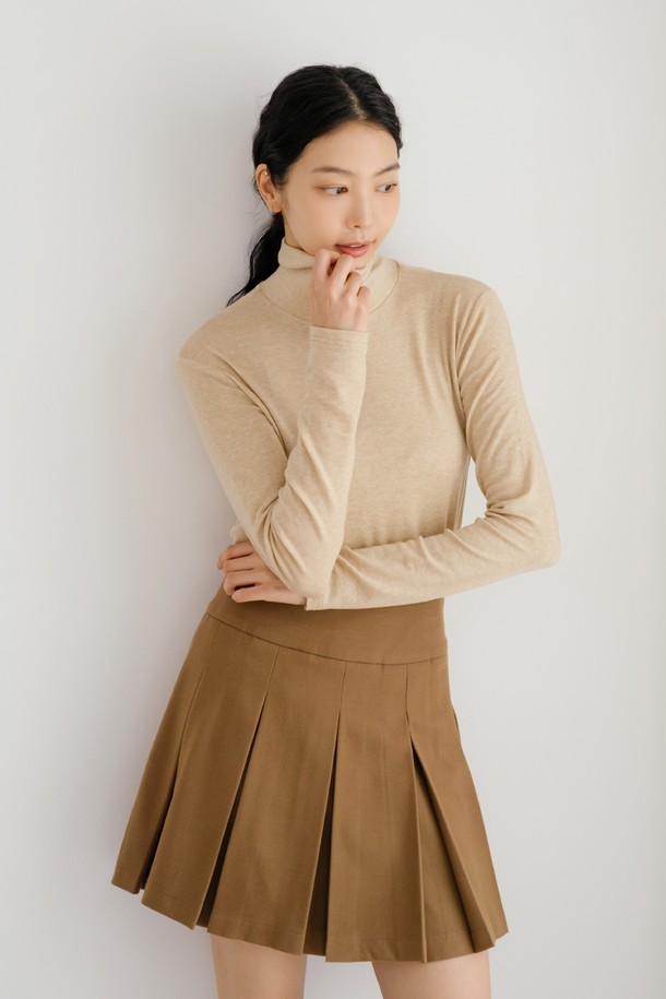 베이직 이너 티셔츠 M/B는 남성용 상의입니다. 부드러운 면 소재로 제작되어 편안한 착용감을 선사하며, 레귤러핏과 라운드넥 디자인으로 깔끔한 실루엣을 연출합니다. 베이지 컬러와 무지 패턴으로 미니멀하고 베이직한 스타일을 완성하며, 봄, 가을, 겨울 시즌에 활용하기 좋습니다. 얇은 두께와 긴소매 기장으로 이너웨어 또는 단독으로도 활용 가능한 실용적인 아이템입니다.
