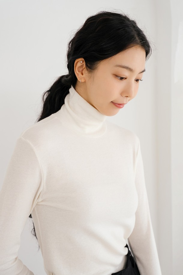 베이직 이너 티셔츠 IV는 여성용으로, 미니멀하고 클래식한 스타일을 추구하는 분들을 위한 필수 아이템입니다. 부드러운 면 소재로 제작되어 얇지만 포근한 착용감을 선사하며, 봄, 가을, 겨울 계절에 활용하기 좋습니다. 슬림핏으로 몸에 자연스럽게 밀착되어 깔끔한 실루엣을 연출하며, 터틀넥 디자인과 긴 소매 기장이 특징입니다. 화이트 컬러의 무지 디자인으로 어떤 옷에도 쉽게 매치하여, 데일리룩을 완성해보세요.
