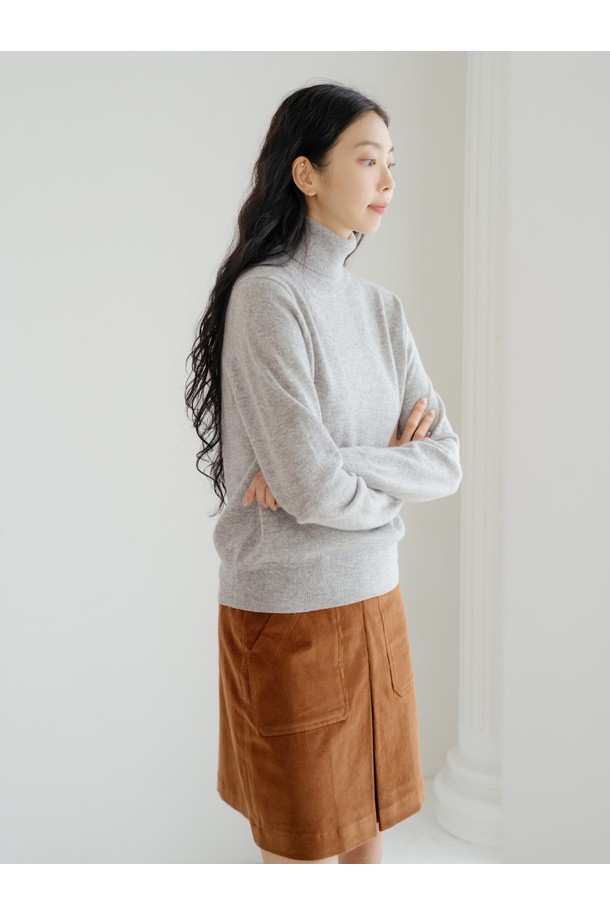 부드러운 코듀로이 소재의 여성용 A라인 미니스커트입니다. 브라운 컬러와 두꺼운 두께감으로 가을, 겨울 시즌에 따뜻하게 착용하기 좋습니다. 캐주얼, 베이직 스타일로 일상복뿐 아니라 출근룩, 모임룩으로도 활용 가능합니다. 레귤러핏으로 편안하게 착용할 수 있으며, 포켓 디테일이 있어 실용성을 더했습니다. 코듀로이 특유의 부드러운 촉감이 매력적인 아이템입니다.
