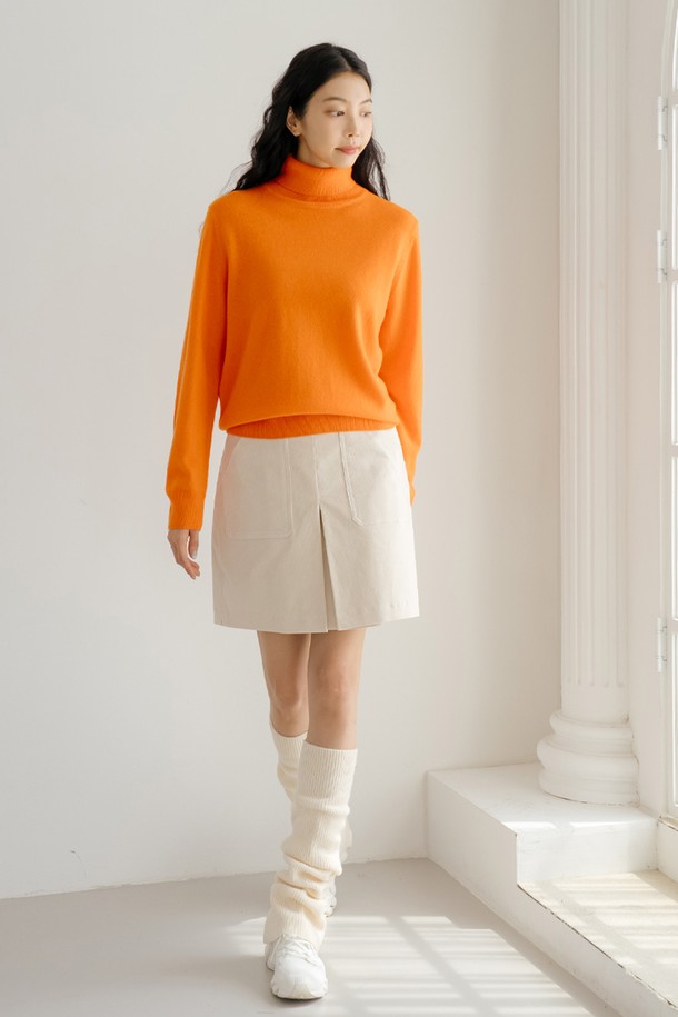 따뜻하고 부드러운 감촉의 코듀로이 스커트 IV입니다. 아이보리와 화이트 두 가지 색상으로 출시되어, 어떤 상의와도 쉽게 매치하여 캐주얼하고 베이직한 스타일을 연출할 수 있습니다. 가을, 겨울 시즌에 어울리는 두꺼운 두께감과 부드러운 촉감, A라인 핏으로 편안하면서도 여성스러운 실루엣을 선사합니다. 미니스커트 타입에 플리츠 디테일이 더해져 데이트룩이나 모임룩에 포인트를 더하며, 미니멀한 스타일을 즐기는 분들께 추천합니다.
