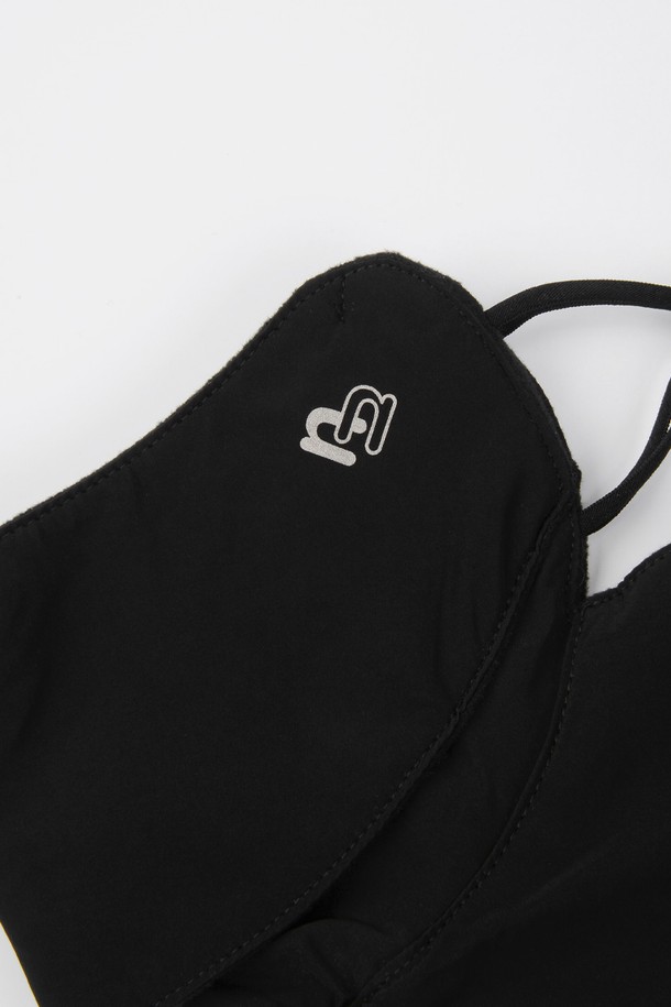 입체 방한 마스크 BK는 겨울철 추위로부터 당신을 보호해 줄 필수 아이템입니다. 부드러운 폴리에스테르 소재로 제작되어 뛰어난 촉감과 보온, 방풍 기능을 제공합니다. 무지 디자인에 입체적인 디자인으로 제작되어, 산책룩, 출근룩 등 다양한 스타일에 미니멀, 캐주얼, 클래식하게 매치하기 좋습니다. 조절끈이 있어 얼굴에 맞게 편안하게 착용할 수 있으며, 두꺼운 두께감으로 추운 날씨에도 따뜻함을 유지해 줍니다. 블랙 색상으로 어떤 옷에도 잘 어울려 데일리 마스크로 활용하기 좋습니다.
