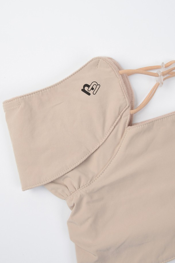 입체 방한 마스크 BG는 겨울철 추위로부터 당신을 따뜻하게 보호해 줄 면 소재의 마스크입니다. 부드러운 촉감과 두꺼운 두께로 뛰어난 보온성을 제공하며 일상생활에서의 방한을 돕습니다. 미니멀하고 캐주얼한 스타일의 무지 디자인에 베이지 컬러로, 어떤 옷차림에도 자연스럽게 어울립니다. 입체형 디자인과 귀걸이형 착용 방식으로 편안함을 더했습니다.
