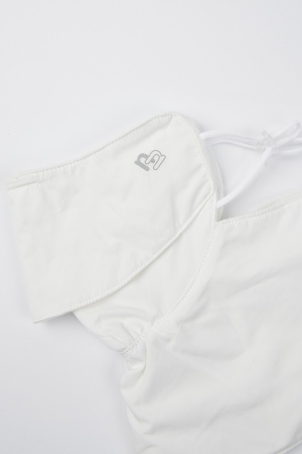 입체 방한 마스크 IV는 겨울철 추위를 효과적으로 막아주는 방한 마스크입니다. 부드러운 폴리에스테르 소재로 제작되어 뛰어난 보온성과 방풍 기능을 제공하며, 통기성까지 갖춰 쾌적한 착용감을 선사합니다. 귀까지 덮는 입체적인 디자인으로 찬 바람으로부터 얼굴 전체를 따뜻하게 보호해 줍니다. 미니멀, 캐주얼, 클래식 스타일의 산책룩, 출근룩에 잘 어울리는 활용도 높은 아이템입니다. 무지 화이트 컬러로 다양한 의상에 부담 없이 매치할 수 있습니다.
