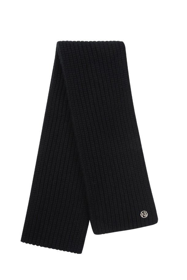 울 비비드 머플러 BK는 부드러운 울 소재로 제작되어 보온성을 높인 머플러입니다. 베이직한 디자인에 레드, 옐로우, 블루, 멜란지 그레이, 블랙 등 다채로운 컬러 옵션을 제공하여 어떤 스타일에도 매치하기 좋습니다. 무지 패턴으로 제작되어 유행을 타지 않고, 클래식, 미니멀, 캐주얼 등 다양한 스타일에 활용할 수 있습니다. 로고 디자인으로 포인트를 더해 일상 속에서 세련된 포인트를 줄 수 있습니다. 남녀 공용으로 착용 가능하며, 폭넓은 연령층에게 사랑받는 아이템입니다.
