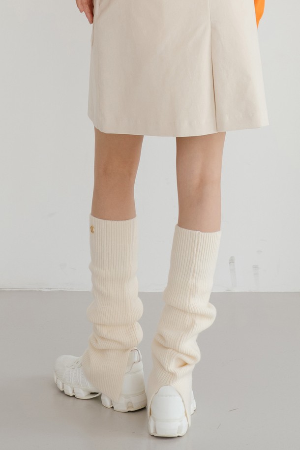 울 100 레그워머 IV는 부드러운 촉감의 울 소재로 제작되어 가을, 겨울철 따뜻하게 다리를 감싸줍니다. 아이보리, 차콜, 블랙 세 가지 색상으로 출시되어 어떤 스타일에도 쉽게 매치할 수 있습니다. 캐주얼, 스포티, 미니멀 스타일을 즐겨 입는 여성분들에게 추천하며, 하단 오픈 디자인으로 활동성을 높였습니다. 다리가 길어 보이는 효과를 선사하며, 은은하게 로고가 디자인되어 포인트를 더했습니다. 일상 및 스포츠 활동 시에도 편안하게 착용할 수 있습니다.
