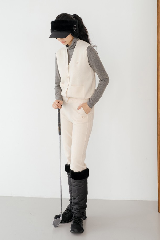 퍼 패딩 레그워머 BK는 추운 겨울, 여성의 다리를 따뜻하게 감싸주는 보온 레그워머입니다. 부드러운 퍼 안감과 두꺼운 패딩 충전재가 뛰어난 보온성을 제공하며, 블랙 컬러의 무지 디자인으로 어떤 스타일에도 쉽게 매치할 수 있습니다. 데이트룩, 클래식 또는 미니멀 스타일 연출에 적합하며, 디자인 장식으로 퍼가 사용되어 고급스러운 포인트를 더합니다. 폴리에스테르 소재로 제작되어 관리가 용이합니다.
