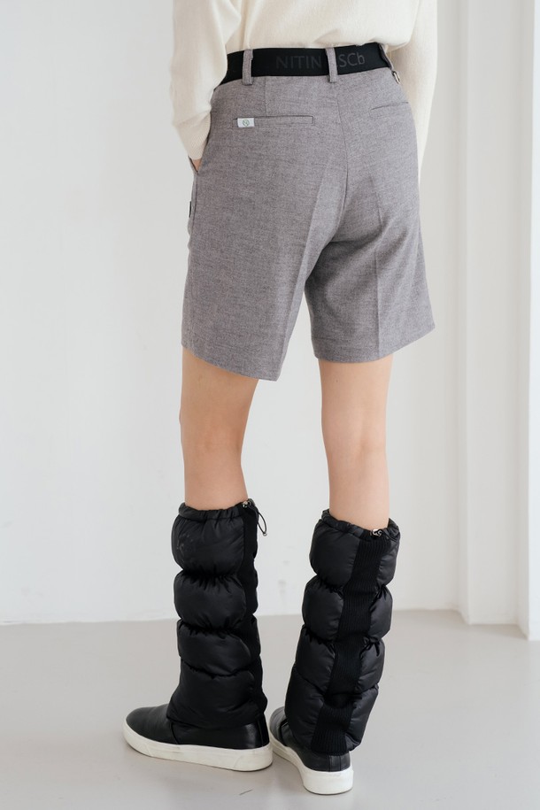 **패딩 레그워머 BK**

출근룩과 모임룩에 시크하고 미니멀한 스타일을 더해줄 패딩 레그워머입니다. 부드러운 촉감의 나일론과 폴리에스터 혼방 소재로 제작되어 뛰어난 보온성과 방풍 기능을 제공합니다. 안감은 패딩 처리되어 두꺼운 두께감을 자랑하며, 슬림핏 디자인으로 다리 라인을 더욱 스타일리시하게 연출해 줍니다. 블랙과 화이트 두 가지 색상으로 출시되어 다양한 룩에 매치하기 좋습니다.
