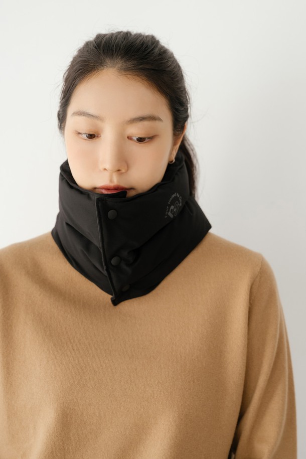 보온성을 극대화한 패딩 넥워머 BK입니다. 남녀공용으로, 캐주얼 및 미니멀 스타일의 산책룩, 캠핑룩에 잘 어울립니다. 부드러운 촉감의 폴리에스터, 폴리우레탄 혼방 소재로 제작되었으며, 두꺼운 두께감으로 뛰어난 보온성을 제공합니다. 무지 디자인에 블랙, 화이트 두 가지 색상으로 출시되어 다양한 룩에 매치하기 용이합니다. 패딩 충전재와 바스락한 터치감이 특징이며, 사이즈 조절 기능으로 편안하게 착용할 수 있습니다.
