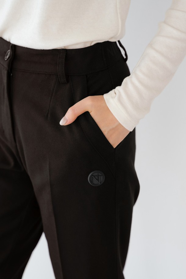 **울 블렌드 클래식 팬츠 BR**는 여성스러움을 강조하는 **브라운** 컬러의 울 블렌드 소재 **긴바지**입니다. **가을**과 **겨울** 시즌에 적합하며, **울** 특유의 **부드러운** 촉감과 **두꺼운** 두께로 따뜻함을 선사합니다. **레귤러핏**과 **스트레이트** 핏으로 제작되어 **클래식**하고 **베이직**한 스타일을 연출하며, **오피스룩**, **출근룩**, **비즈니스 캐주얼** 등 다양한 TPO에 활용 가능합니다. 미니멀한 디자인과 무지 패턴으로 어떤 상의와도 쉽게 매치할 수 있으며, 실용적인 **포켓** 디테일이 더해져 활용도를 높였습니다.
