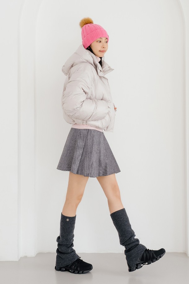 L/GY 후드 패딩 숏 점퍼는 여성용으로, 캐주얼하고 미니멀한 스타일을 연출하는 겨울철 필수 아이템입니다. 부드러운 촉감의 나일론 소재와 두꺼운 두께감으로 뛰어난 보온성을 제공하며 일상생활에서 편안하게 착용할 수 있습니다. 그레이 컬러의 무지 디자인에 숏 기장과 레귤러핏으로 제작되어 다양한 하의와 쉽게 매치할 수 있습니다. 후드 디자인과 집업 여밈 방식, 긴 소매는 추운 날씨에도 따뜻하고 스타일리시하게 몸을 보호해 줍니다. 
