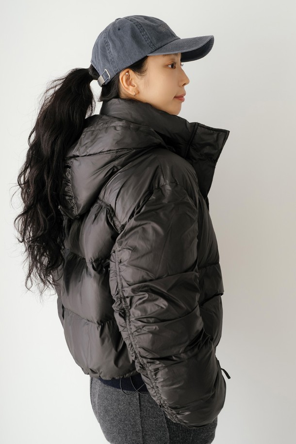 후드 패딩 숏 점퍼 BK는 겨울철 추위를 막아주는 숏 기장의 패딩 점퍼입니다. 무지 디자인의 블랙 컬러로, 캐주얼 및 스포티 스타일을 연출하기 좋습니다. 두꺼운 두께감과 부드러운 촉감의 나일론 소재로 제작되었으며, 오버핏으로 편안하게 착용할 수 있습니다. 후드와 퀼팅 디테일이 특징이며, 집업 방식으로 간편하게 여밀 수 있습니다. 캠핑룩, 등산룩, 미니멀 스타일 연출에 활용하기 좋은 아이템입니다.
