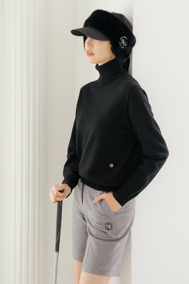 밍크퍼 이어머프Ⅱ BK는 겨울철 보온성을 책임지는 부드러운 이어머프입니다. 블랙과 크림 두 가지 색상으로 출시되어 다양한 스타일에 매치하기 좋습니다. 밍크 소재와 폴리에스테르를 사용하여 부드러운 촉감과 뛰어난 보온성을 제공하며, 뒷면 밴딩과 탈부착 스트랩으로 편안한 착용감을 선사합니다. 로고 자수와 퍼, 스트랩 디자인으로 포인트를 더해 클래식, 미니멀, 캐주얼 등 어떤 스타일에도 잘 어울립니다. 골프, 스포츠, 일상 등 다양한 시간과 장소와 경우에 활용할 수 있습니다.