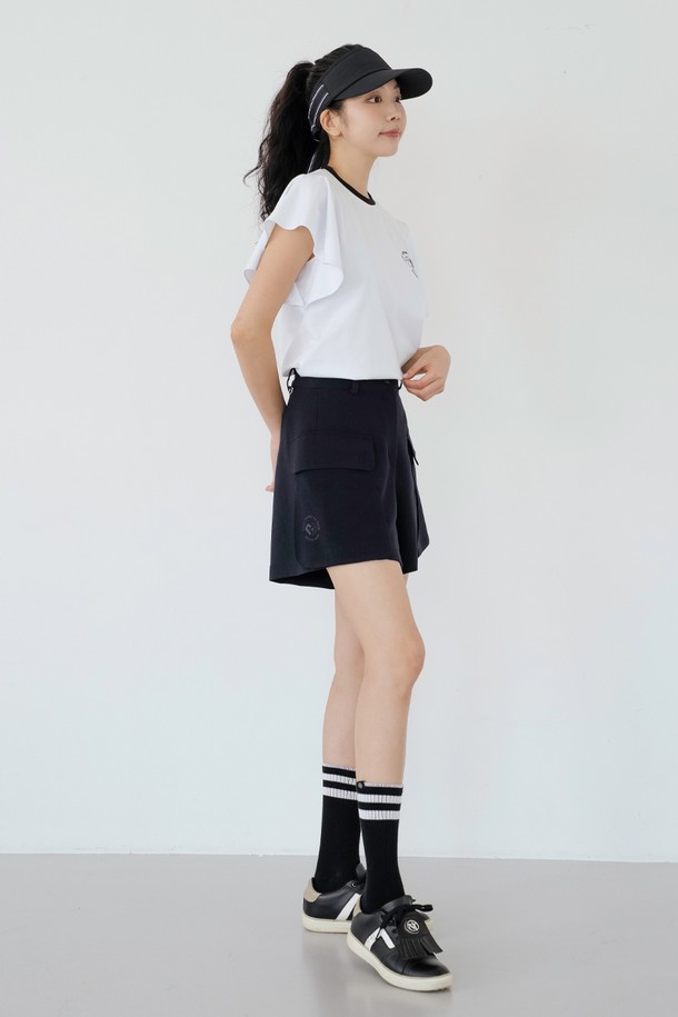 플레어 슬리브리스 WH는 여성용 티셔츠로, 봄, 여름, 가을에 활용하기 좋은 아이템입니다. 화이트, 블랙, 핑크 세 가지 색상으로 출시되었으며, 라운드넥에 루즈핏으로 편안하게 착용할 수 있습니다. 면과 폴리에스테르 혼방의 부드러운 소재에 스트라이프 패턴이 더해져 캐주얼하면서도 베이직한 스타일을 연출합니다. 퍼프 슬리브 디자인과 넥라인, 밑단의 스트라이프 배색, 그리고 비침 없는 이중직 원단으로 제작되어 데이트룩, 동네 마실룩, 카페룩 등 다양한 TPO에 활용하기 좋습니다.
