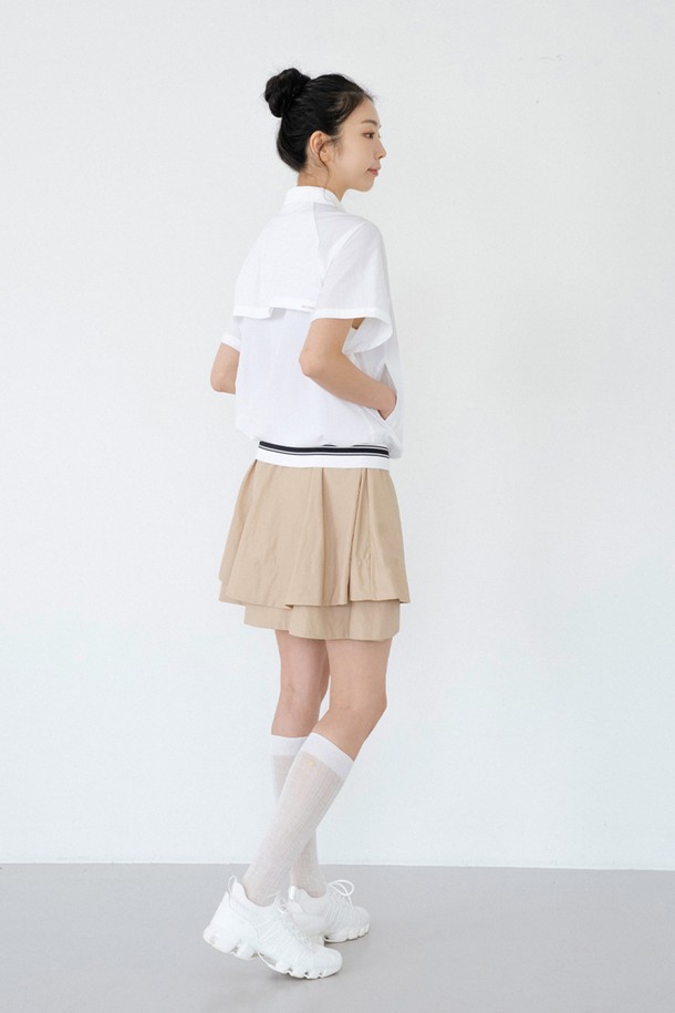 샤이니 더블 플레어 스커트 BG는 여성 의류로, 엘레강스하고 페미닌한 스타일을 연출합니다. 봄, 가을에 적합하며, 화이트, 블랙, 스카이블루, 베이지 4가지 컬러로 제공됩니다. 부드러운 촉감의 나일론, 플리스 혼방 소재에, 플레어 핏과 더블레이어드 치마 타입으로 디자인되었습니다. 비침을 방지하며, 신축성이 좋아 편안하게 착용할 수 있으며, 이너팬츠가 포함되어 활동성을 높였습니다. 데이트룩, 카페룩, 모임룩에 잘 어울리며, 클래식, 미니멀, 로맨틱 스타일을 모두 소화할 수 있습니다.
