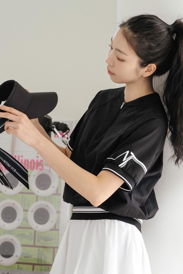 에센셜 리본 선바이저 BK는 여성용 선바이저로, 일상, 스포츠, 골프 등 다양한 TPO에 활용 가능합니다. 부드러운 촉감의 폴리에스테르 및 스판덱스 혼방 소재로 제작되었으며, 블랙, 화이트, 베이지 3가지 색상으로 출시되었습니다. 챙 넓이 8.5cm에 일반 모자 깊이로, 흡습 기능과 사이즈 조절 기능을 갖춰 편안한 착용감을 제공합니다. 캐주얼, 미니멀, 스포티한 스타일 연출에 적합하며, 벨크로 스트랩과 리본 디테일로 포인트를 더했습니다. 이마 부분에는 메쉬 안감이 있어 쾌적함을 유지하며, 스트랩 리본으로 개성 있는 스타일링도 가능합니다.
