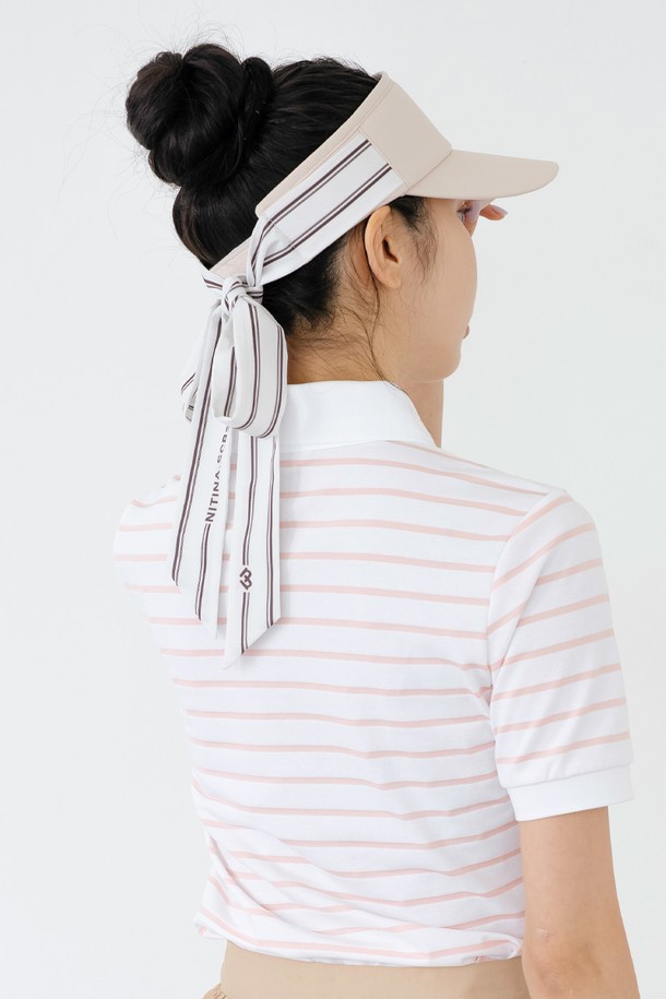 에센셜 리본 선바이저 BG는 햇빛을 가려주는 여성 선바이저입니다. 베이지, 화이트, 블랙 세 가지 색상으로 출시되어 다양한 스타일에 매치하기 용이합니다. 챙 넓이는 8.5cm이며, 폴리에스테르 소재로 제작되어 가볍고 편안한 착용감을 제공합니다. 벨크로 스트랩으로 사이즈 조절이 가능하며, 스카프 형태의 실루엣과 리본 디자인으로 여성스러운 분위기를 연출합니다. 이마 부분은 메쉬 안감 처리가 되어 흡습 기능까지 갖춰, 여행, 휴가, 리조트룩에 활용하기 좋습니다.
