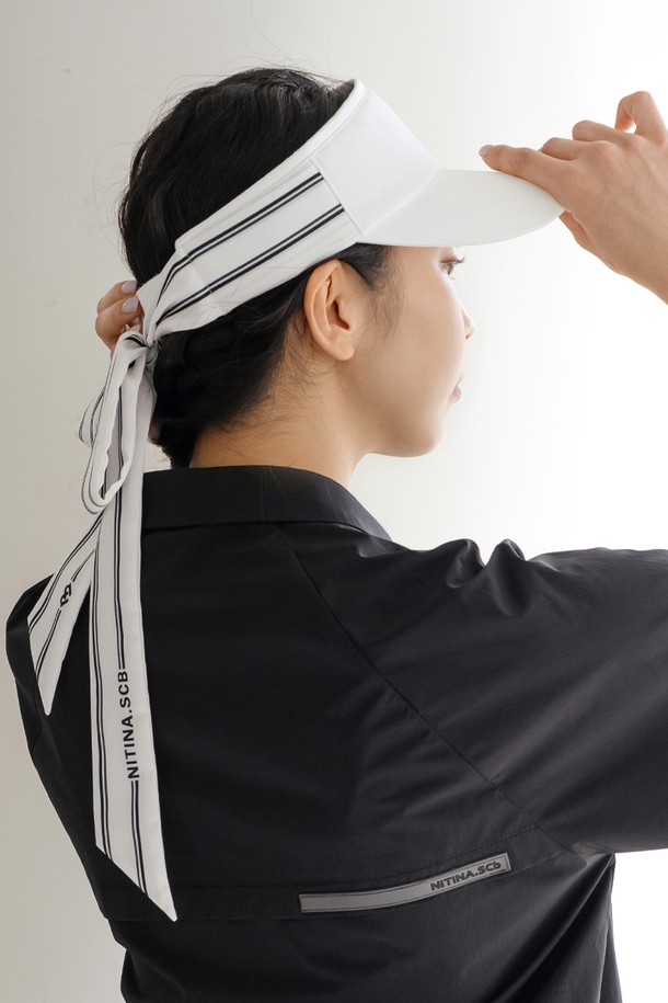 에센셜 리본 선바이저 WH (2차)는 여성 고객을 위한 선바이저입니다. 폴리에스터 소재로 제작되어 봄, 여름 계절에 착용하기 좋으며, 챙 넓이는 8.5cm입니다. 베이직한 디자인에 리본과 스트랩으로 포인트를 더해 클래식, 미니멀, 리조트 스타일에 잘 어울립니다. 흡습 기능이 있으며, 배색 로고 스트랩 디자인과 스카프를 두른 듯한 실루엣이 특징입니다. 뒷면 벨크로 스트랩으로 사이즈 조절이 가능하며, 이마 부분은 엠보 메쉬 안감 처리되어 편안한 착용감을 선사합니다.
