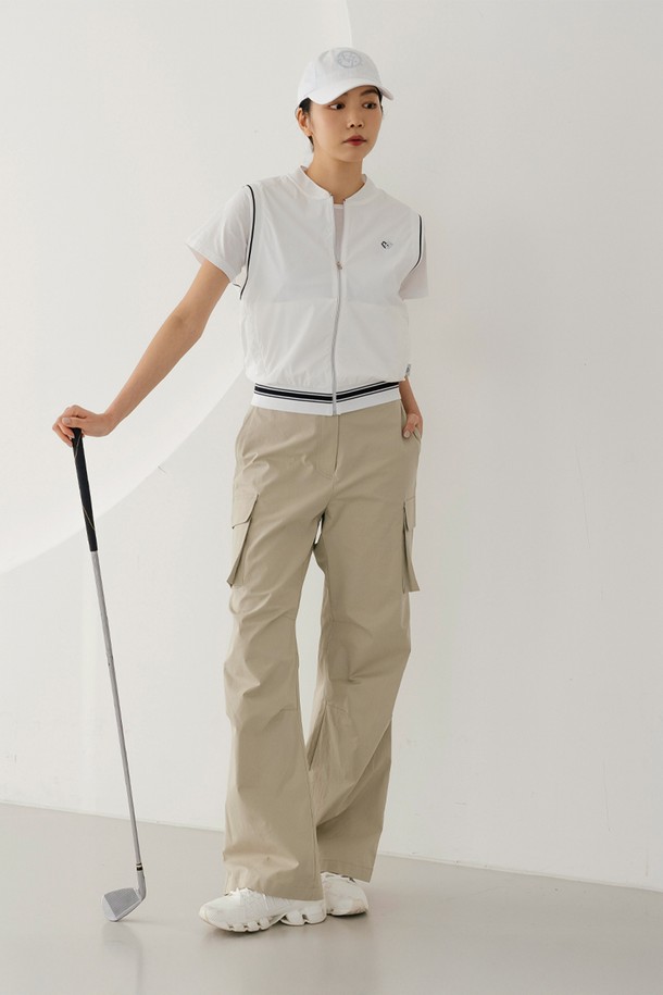 **경량) 썸머 윈드 베스트 WH**는 여름철 스포츠 활동이나 일상에서 가볍게 걸치기 좋은 여성용 베스트입니다. 화이트, 블랙 두 가지 색상으로 출시되었으며, 스포티하고 캐주얼한 스타일을 연출할 수 있습니다. 얇고 부드러운 나일론, 스판덱스, 폴리에스테르, 폴리우레탄 혼방 소재로 제작되어 흡습, 속건, 경량, 신축성, 통기성이 뛰어납니다. 메쉬 네크라인 디자인과 소매/밑단 스트라이프 립 디테일이 돋보이며, 주름 방지 기능으로 활동성을 높였습니다. 피트니스룩, 러닝룩, 요가/필라테스룩 등 다양한 TPO에 활용 가능합니다.
