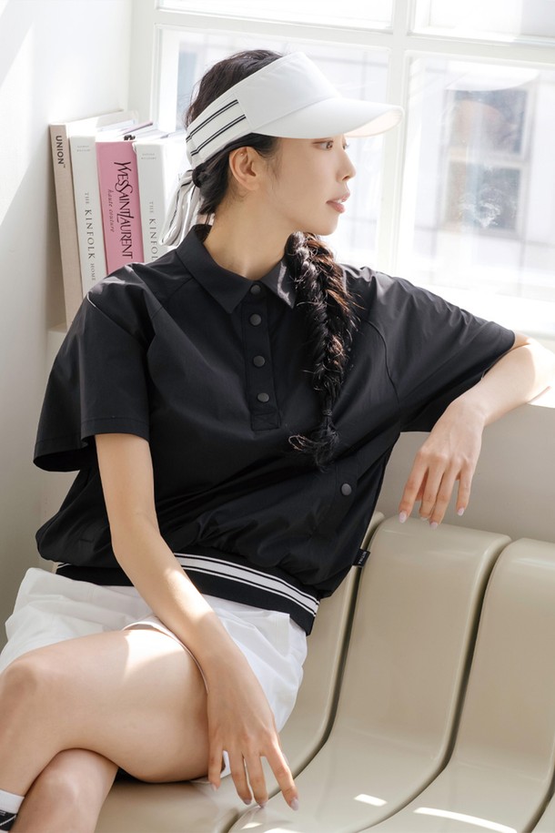 윈드브레이크 베스트 Ⅱ BK는 여성 골프 및 일상용으로 제작된 폴로넥 스타일의 베스트입니다. 블랙 컬러의 무지 디자인으로, 봄, 여름 시즌에 적합하며 스포티하고 베이직한 스타일을 연출합니다. 폴리에스테르와 나일론 혼방 소재로 제작되어 얇고 부드러운 촉감과 흡습, 속건 기능을 제공합니다. 레귤러핏, 레귤러 기장의 반소매 디자인으로 활동성을 높였으며, 골프웨어, 스포츠웨어로 활용하기 좋습니다.