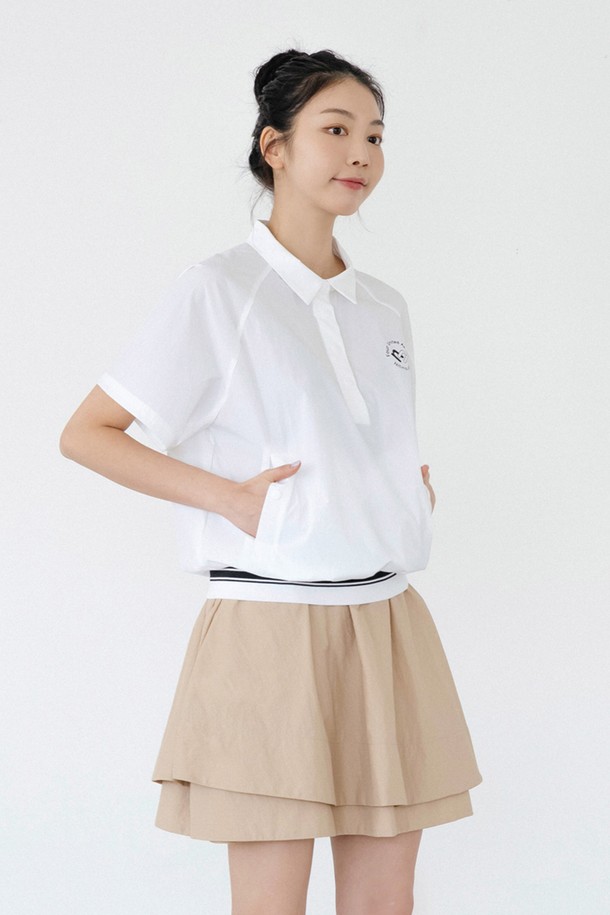 윈드브레이크 베스트 Ⅱ WH (2차)는 여성용 베스트로, 봄, 가을 시즌에 적합합니다. 화이트와 블랙 두 가지 색상으로 출시되었으며, 스포츠, 골프, 일상에서 다양하게 활용할 수 있습니다. 얇고 부드러운 폴리에스테르와 나일론 혼방 소재로 제작되어 가볍고 편안한 착용감을 제공하며, 신축성과 속건 기능을 갖춰 활동성을 높였습니다. 레귤러핏 라운드넥 디자인에 민소매 스타일로, 스포티, 캐주얼, 미니멀한 룩을 연출하기 좋습니다. 사이드 포켓과 주름 방지 기능, 경량 소재로 실용성을 더했습니다.