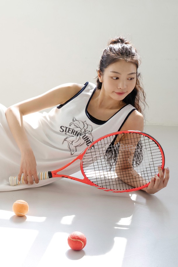 테리 프린팅 원피스 WH는 여성용으로, 부드러운 촉감의 면과 나일론 혼방 소재로 제작되어 흡습 기능이 뛰어납니다. 봄, 여름, 가을 계절에 맞춰 일상 및 스포츠 활동에 적합하며, 앞뒤 양면 착용이 가능하여 실용적입니다. 라운드넥에 립 디자인으로 포인트를 주고, 하트 자수 디테일이 사랑스러운 느낌을 더합니다. 레귤러핏으로 편안하게 착용할 수 있으며, 민소매 디자인과 중간 두께감으로 활동성을 높였습니다. 캐주얼, 스포티, 미니멀 스타일을 모두 소화할 수 있는 매력적인 아이템입니다.
