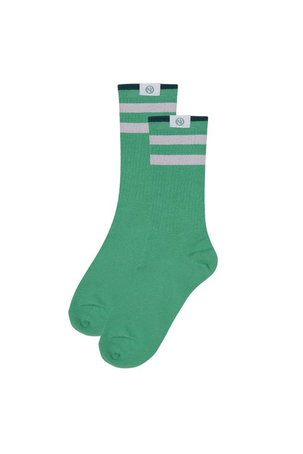 스트라이프 크루 삭스 GR는 그린, 화이트, 블랙 3가지 색상으로 출시된 공용 양말입니다. 면, 폴리에스테르, 폴리우레탄 혼방 소재로 제작되어 부드러운 촉감과 신축성을 제공하며, 사계절 내내 착용 가능합니다. 중간 두께에 스트라이프 패턴으로 디자인되었으며, 리브드 마감 처리와 미드렝스 길이로 편안한 착용감을 선사합니다. 일상 및 스포츠 활동에 적합하며, 논슬립 디자인으로 활동성을 높였습니다.

