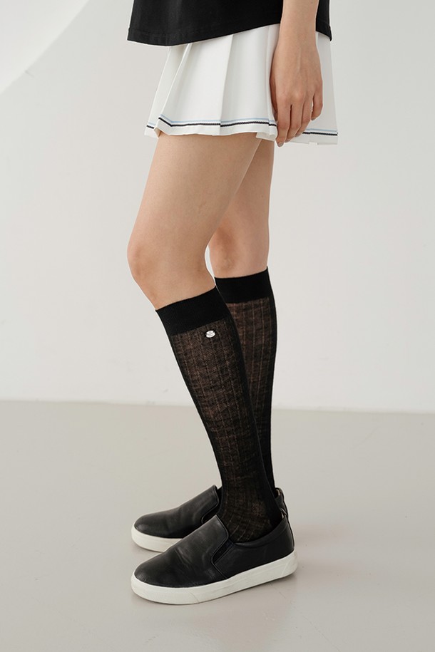 블랙 컬러의 시스루 니삭스 BK입니다. 메리노울, 아크릴, 폴리에스테르 혼방 소재로 제작되어 부드러운 촉감과 신축성을 제공합니다. 얇은 두께감의 골지 패턴으로 디자인되었으며, NITINA 엠블럼이 포인트로 더해졌습니다. 시스루 소재와 세로 리브 디자인이 다리 라인을 슬림하게 연출해 주며, 데이트룩, 여행룩 또는 미니멀, 클래식, 시크 스타일 연출에 적합합니다. 사계절 모두 착용 가능하며, 일상 및 스포츠 활동에도 활용할 수 있습니다.
