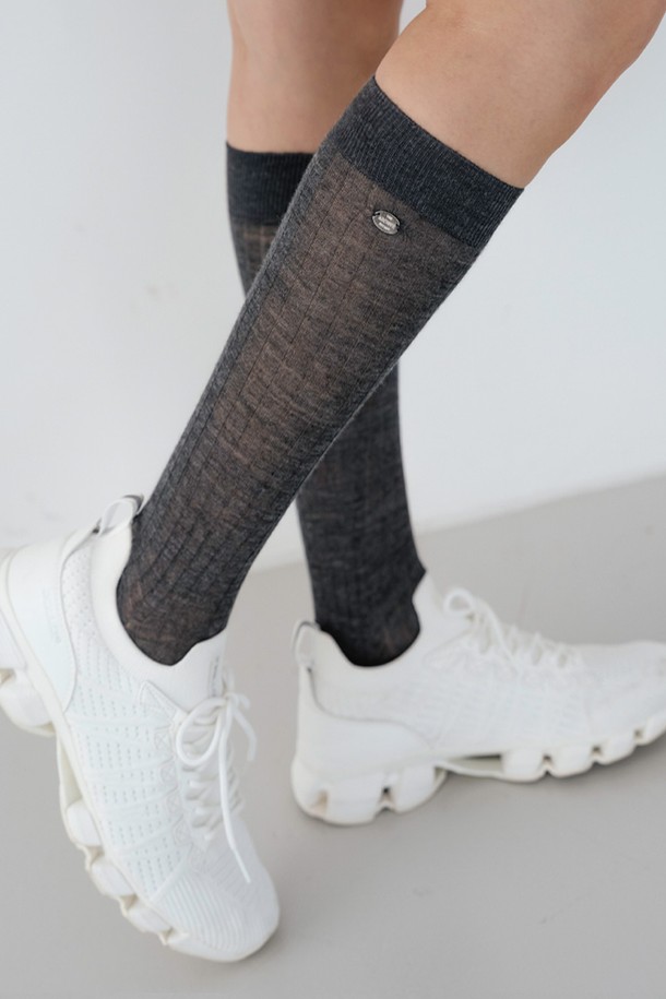 "시스루 니삭스 CH"는 차콜, 블랙, 아이보리, 베이지 4가지 컬러로 출시되어 어떤 스타일에도 매치하기 좋은 여성용 니삭스입니다. 울, 아크릴, 폴리에스테르 혼방 소재로 제작되어 부드러운 촉감과 신축성을 제공하며, 사계절 내내 착용 가능합니다. 시스루 반투명 디자인과 세로 리브 패턴, 슬림 실루엣이 다리 라인을 더욱 돋보이게 합니다. 데이트룩, 카페룩, 모임룩 등 다양한 TPO에 미니멀, 클래식, 걸리시 스타일을 더해 세련된 룩을 연출해보세요. 니티나 엠블럼 디자인 장식으로 포인트를 더했습니다.
