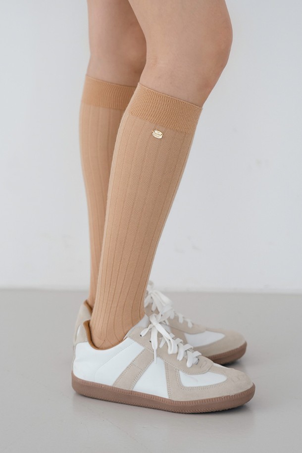 "시스루 니삭스 BG"는 여성스러운 분위기를 연출하는 시스루 소재의 니삭스입니다. 메리노울, 아크릴, 폴리에스테르 혼방으로 제작되어 부드러운 촉감과 신축성을 제공하며, 사계절 내내 착용 가능합니다. 세로 리브 디자인과 슬림 라인 실루엣이 다리를 더욱 가늘어 보이게 하며, 발목 부분에는 NITINA 엠블럼이 포인트로 디자인되었습니다. 데이트룩, 카페룩, 쇼핑룩 등 다양한 TPO에 활용 가능하며, 미니멀, 클래식, 걸리시 스타일을 즐겨 입는 분들께 추천합니다. 총길이 38cm로, 얇은 두께감으로 시원하게 착용할 수 있습니다.
