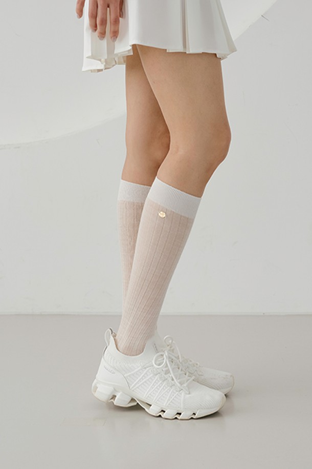 "시스루 니삭스 IV"는 아이보리, 차콜, 블랙, 베이지 4가지 색상으로 만나볼 수 있는 여성용 시스루 니삭스입니다. 메리노울, 아크릴, 폴리에스테르 혼방 소재로 제작되어 부드러운 촉감과 신축성을 제공하며, 얇은 두께감으로 사계절 내내 활용하기 좋습니다. 골지 패턴과 무릎 길이로 디자인되었으며, NITINA 엠블럼 장식이 더해져 미니멀, 클래식, 걸리시 스타일을 연출하기에 좋습니다. 특히 데이트룩이나 카페룩에 포인트 아이템으로 활용하여 프리미엄 시어룩과 슬림 라인 실루엣을 완성해보세요.
