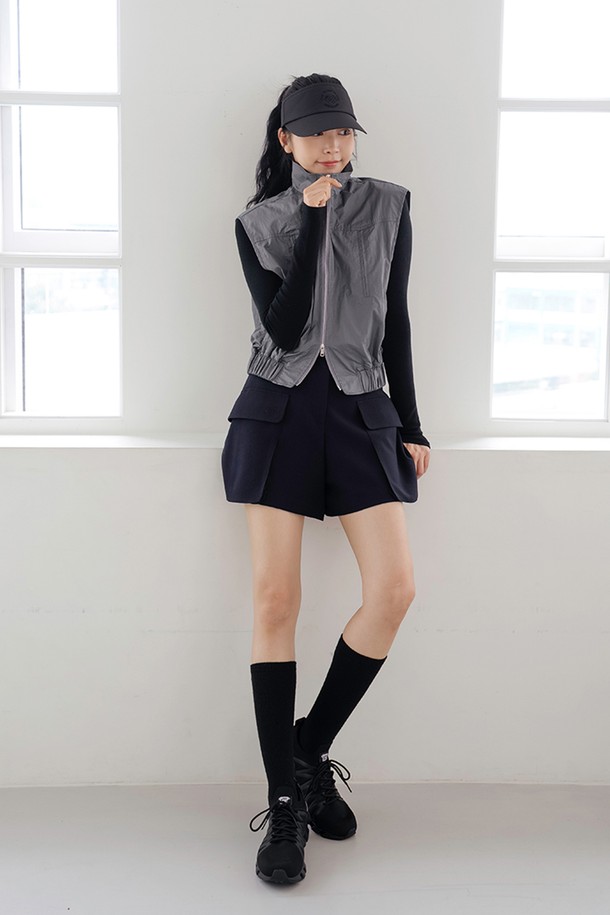 포켓 A라인 숏팬츠 D/NY는 다크 네이비와 크림 두 가지 색상으로 제공되는 여성 숏팬츠입니다. 봄, 여름 계절에 어울리는 이 팬츠는 클래식, 미니멀, 스포티 스타일을 모두 소화할 수 있으며, 데이트룩, 쇼핑룩, 카페룩 등 다양한 TPO에 적합합니다. 부드러운 촉감의 폴리에스테르, 레이온, 스판덱스 혼방 소재로 제작되어 A라인 핏을 연출하며, 슬림하게 떨어지는 핏이 특징입니다. 사이드 포켓 디테일과 주름이 잘 가지 않는 소재, 스커트 같은 실루엣으로 편안함과 스타일을 동시에 잡았으며, 오래 입어도 형태가 잘 유지됩니다.
