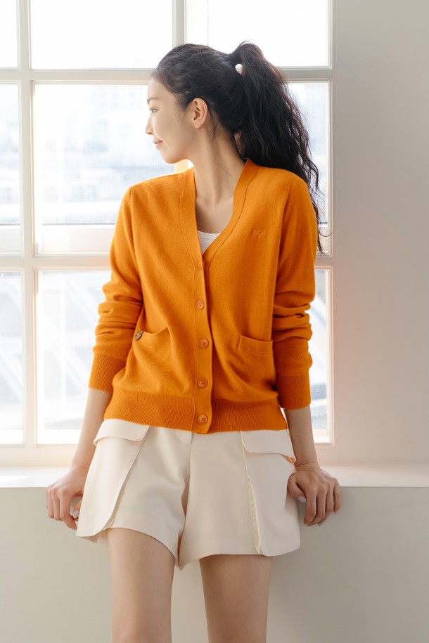 포켓 A라인 숏팬츠 CM은 여성용 숏팬츠입니다. 크림, 다크네이비 두 가지 색상으로 출시되었으며, 봄, 여름, 가을 계절에 데일리웨어, 데이트룩, 동네 마실룩으로 활용하기 좋습니다. 폴리에스터, 레이온, 스판 혼방 소재로 제작되어 구김 방지 기능과 중간 두께감, 슬림핏 A라인 핏을 자랑합니다. 사이드 포켓 디테일이 있으며, 신축성이 있고 비침 걱정 없이 편안하게 착용할 수 있습니다.
