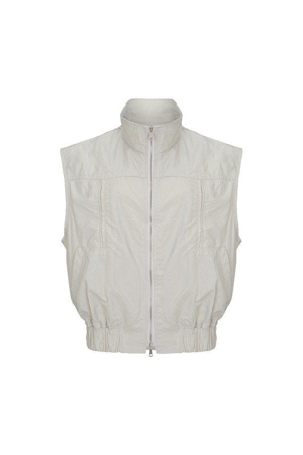 "샤이니" 집업 베스트 L/GY는 여성용 베스트로, 봄, 가을에 착용하기 좋은 얇은 두께의 레귤러핏 제품입니다. 부드러운 하이넥 디자인과 민소매 스타일로, 캐주얼하고 미니멀한 무드를 연출합니다. 그레이 및 라이트 그레이 컬러로 구성되어 있으며, 무지 패턴의 베이직한 디자인이 특징입니다. 일상 및 출근룩에 활용하기 좋으며, L 사이즈로 편안하게 착용할 수 있습니다. 집업 여밈 방식으로 간편하게 스타일링을 완성해보세요.
