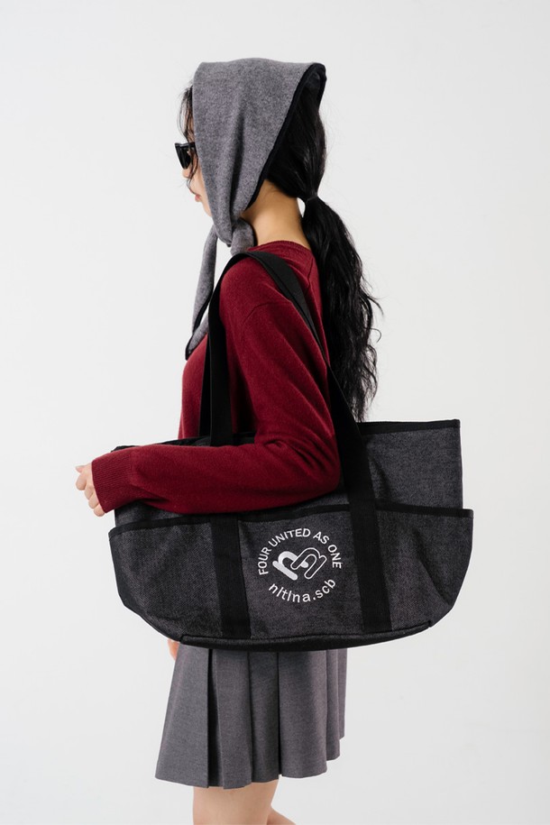 데님 숄더 BAG BK는 캐주얼 및 미니멀 스타일을 지향하는 골프룩 연출에 적합한 숄더백입니다. 블랙과 블루 두 가지 색상으로 제공되며, 넉넉한 수납공간을 제공하는 라지 사이즈입니다. 면, 데님, 폴리에스테르 소재로 제작되어 부드러운 촉감과 두꺼운 두께감을 느낄 수 있습니다. 자수 로고 디자인과 안감 처리로 디자인 완성도를 높였습니다. 골프 활동에 필요한 소지품을 스타일리시하게 휴대할 수 있는 실용적인 아이템입니다.
