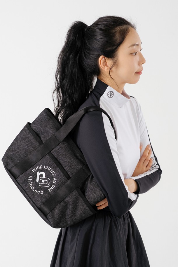 데님 더블 토트백 BK는 골프룩에 어울리는 토트백입니다. 블랙과 블루 두 가지 색상으로, 면, 데님, 폴리에스테르 소재를 사용하여 제작되었습니다. 클래식, 미니멀, 캐주얼 스타일을 모두 소화하며, 안감이 있어 탄탄한 촉감을 자랑합니다. Free 사이즈로, 로고 자수 패턴이 특징이며 골프 용도로 활용하기 좋습니다.
