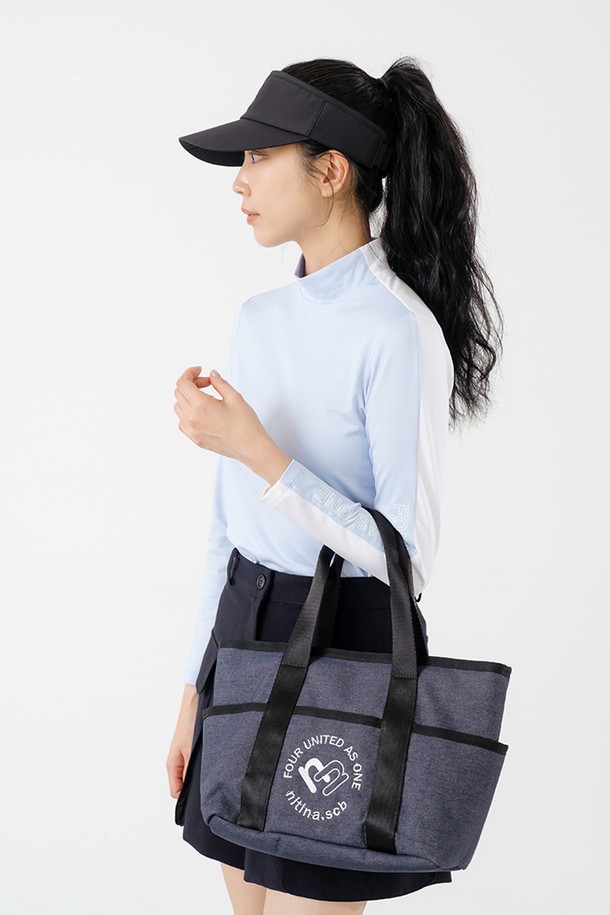 데님 더블 토트백 BL은 면과 폴리에스테르 혼방 소재의 여성 토트백입니다. 블루와 블랙 두 가지 컬러로 출시되었으며, 미디엄 사이즈로 넉넉한 수납 공간을 제공합니다. 가방 전면에 NITINA 2N 하트 시그니처 자수 장식이 돋보이며, 탈부착 스트랩과 내부 포켓이 있어 실용적입니다. 숄더백 겸용으로, 짧은 핸들과 스냅 잠금 방식으로 편안하게 사용할 수 있으며, 캐주얼 및 클래식 스타일을 연출하여 골프룩과 일상룩 모두에 활용 가능합니다.
