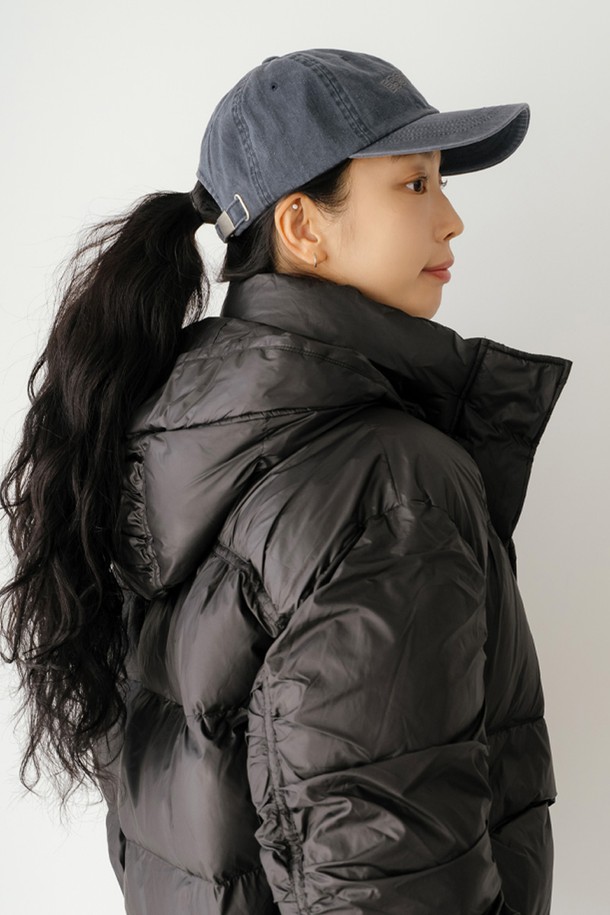 빈티지 볼캡 BL은 캐주얼, 스포티 스타일을 모두 아우르는 공용 모자입니다. 빈티지 블루, 빈티지 라이트 그레이, 빈티지 다크 그레이 3가지 컬러로 출시되었으며, 면 소재로 제작되어 편안한 착용감을 선사합니다. 깊은 모자 깊이와 루즈핏으로 편안하게 착용할 수 있으며, 로고와 레터링 자수, 체인 장식이 포인트입니다. 사이즈 조절이 가능하여 누구나 편안하게 착용할 수 있습니다.
