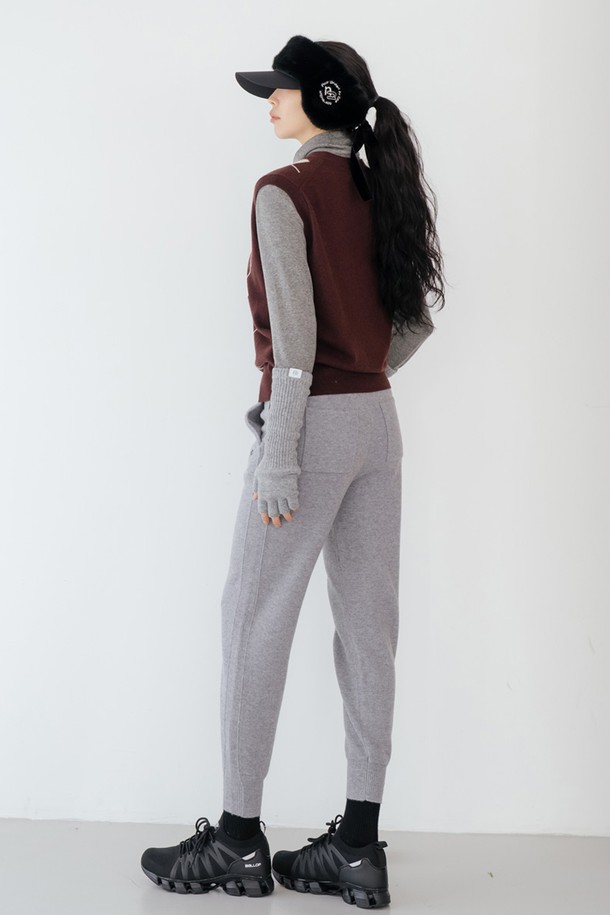 데일리 니트 조거 팬츠 Ⅱ M/GY는 포근한 니트 소재로 제작된 남성용 조거 팬츠입니다. 릴랙스 핏으로 편안한 착용감을 선사하며, 가을과 겨울에 따뜻하게 입을 수 있습니다. 무지 디자인에 그레이 컬러로 어떤 스타일에도 쉽게 매치할 수 있으며, 캐주얼 및 스포티 무드를 연출합니다. 밴딩 처리되어 활동성을 높였으며, 데일리웨어는 물론 집콕룩으로도 활용하기 좋습니다. 부드러운 촉감의 두꺼운 두께감으로 편안함과 스타일을 모두 잡았습니다.