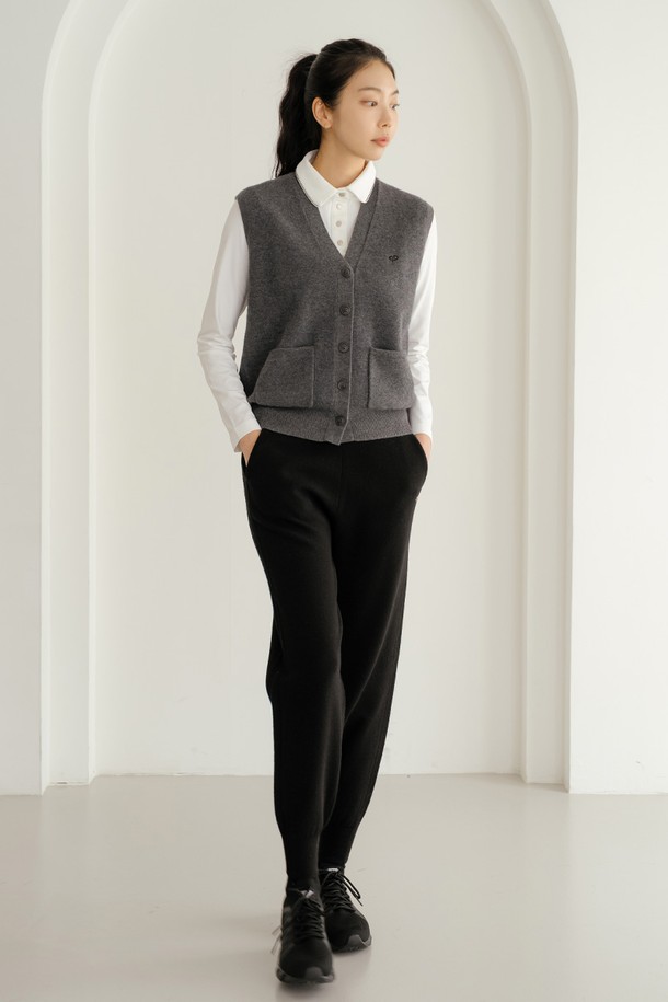 울 100 니트 베스트 M/GY는 여성 골프룩 또는 일상복으로 활용하기 좋은, 가을/겨울 시즌용 니트 베스트입니다. 부드러운 촉감의 울 100% 소재로 제작되었으며, 브이넥 디자인과 레귤러핏으로 클래식하고 베이직한 스타일을 연출합니다. 크롭 기장에 민소매 디자인으로 활동성을 높였으며, 무지 패턴과 그레이 컬러가 어떤 룩에도 자연스럽게 어울립니다. 버튼 여밈 디테일로 포인트를 더한, 두꺼운 두께감의 니트 베스트입니다.
