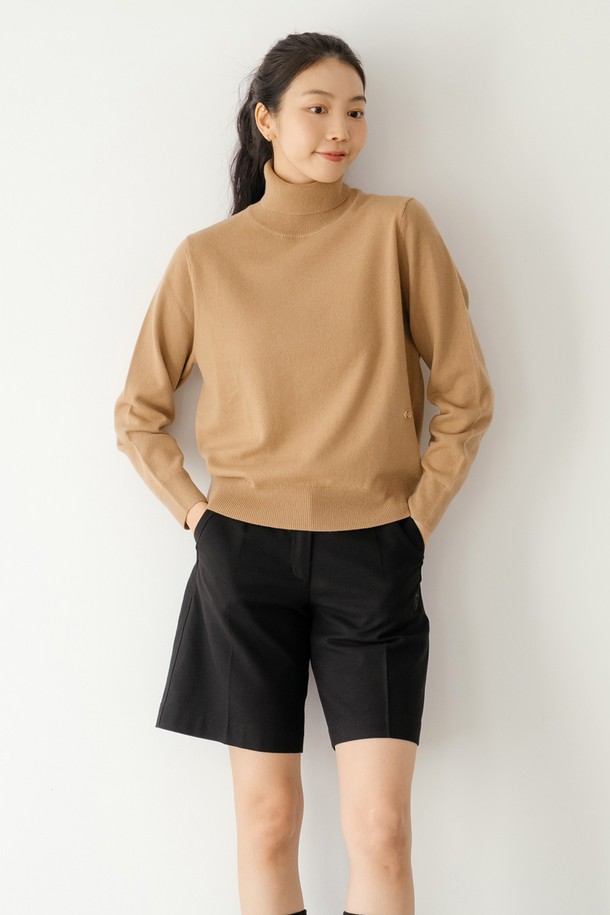 캐시미어 100% 풀오버 BG는 여성 골프룩을 위한 프리미엄 소재의 터틀넥 긴소매 풀오버입니다. 부드러운 촉감과 두꺼운 두께로 가을, 겨울철 보온성을 높여주는 제품입니다. 베이직하고 클래식한 스타일로, 레귤러핏의 편안한 착용감을 선사합니다. 무지 디자인으로 어떤 하의와도 잘 어울려 미니멀한 스타일을 연출하기 좋습니다.
