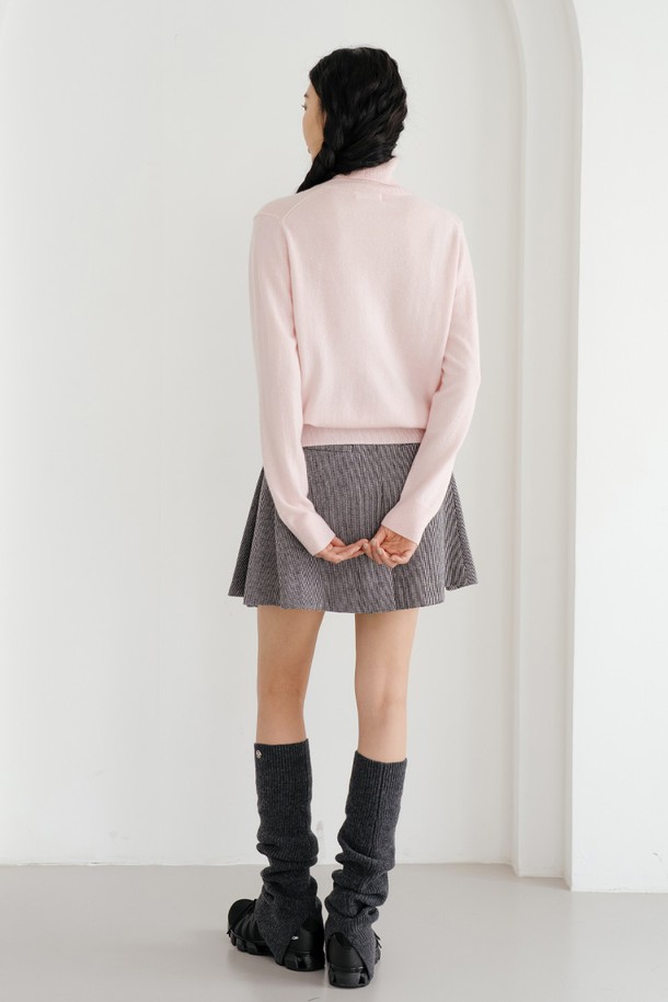 캐시미어 100% 풀오버 L/PK는 여성 골퍼들을 위한 프리미엄 터틀넥입니다. 부드러운 촉감과 뛰어난 보온성을 자랑하며, 가을/겨울 시즌 라운딩과 일상에서 클래식하고 미니멀한 스타일을 연출할 수 있습니다. 레귤러핏으로 편안하게 착용 가능하며, 무지 핑크 컬러가 세련된 분위기를 더합니다. 긴 소매 기장의 두꺼운 캐시미어 소재로 제작되어, 추운 날씨에도 따뜻하게 골프를 즐길 수 있습니다.
