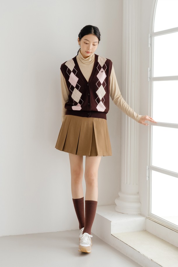 비비드 크루 삭스 BR는 일상, 스포츠, 골프 등 다양한 활동에 적합한 미들 기장의 양말입니다. 브릭, 다크블루, 다크그린, 레드, 다크옐로우, 브라운 등 다채로운 6가지 컬러로 출시되었습니다. 면, 폴리에스테르, 폴리우레탄 혼방의 두꺼운 원단으로 제작되어, 탄탄한 촉감과 뛰어난 보온 및 통기 기능을 제공합니다. 골지 패턴에 라벨 디자인으로 포인트를 더해 캐주얼, 클래식, 미니멀 스타일의 골프룩을 완성할 수 있습니다.
