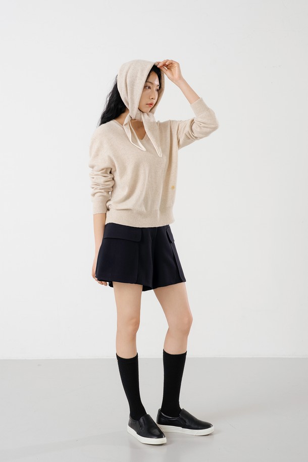 캐시미어 100% 브이넥 풀오버 BG는 부드러운 촉감과 뛰어난 보온성을 자랑하는 여성용 상의입니다. 가을, 겨울 시즌에 어울리는 두꺼운 두께감으로, 일상과 골프 활동 모두에 활용 가능한 활용도를 갖추었습니다. 베이직하고 클래식한 스타일로, 레귤러 핏의 긴 소매 디자인이 특징입니다. 프리미엄 캐시미어 소재 특유의 고급스러운 분위기를 연출하며, 데일리룩과 골프룩 모두 미니멀하게 소화할 수 있습니다.
