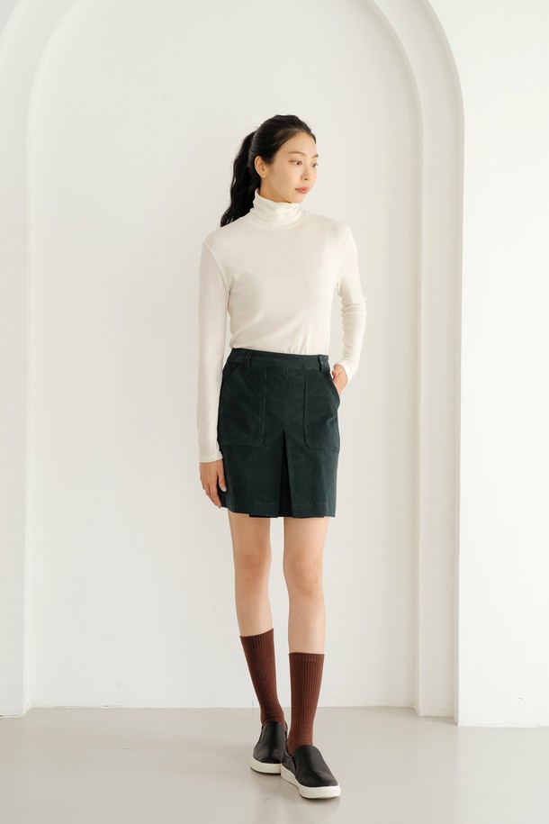 베이직 이너 티셔츠 IV는 여성용으로, 미니멀하고 클래식한 스타일을 추구하는 분들을 위한 필수 아이템입니다. 부드러운 면 소재로 제작되어 얇지만 포근한 착용감을 선사하며, 봄, 가을, 겨울 계절에 활용하기 좋습니다. 슬림핏으로 몸에 자연스럽게 밀착되어 깔끔한 실루엣을 연출하며, 터틀넥 디자인과 긴 소매 기장이 특징입니다. 화이트 컬러의 무지 디자인으로 어떤 옷에도 쉽게 매치하여, 데일리룩을 완성해보세요.
