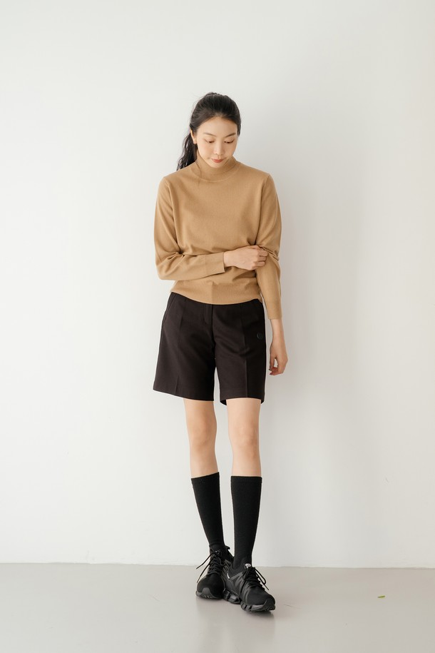 울 블렌드 소재의 클래식 하프 팬츠 BR입니다. 부드러운 촉감과 얇은 두께로 봄, 여름에 시원하게 착용하기 좋습니다. 무지 디자인에 레귤러핏으로 제작되어 미니멀하고 클래식한 스타일을 연출합니다. 출근룩이나 비즈니스 캐주얼에 활용하기 좋으며, 여성스러운 분위기를 더해줍니다. 브라운 컬러로 어떤 상의와도 매치하기 용이합니다.
