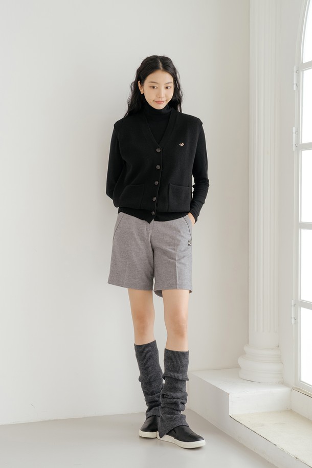 울 블렌드 클래식 하프 팬츠 L/GR은 클래식한 무드의 하프 기장 바지입니다. 라이트 그레이 컬러의 울 블렌드 소재로 제작되어 부드러운 촉감을 선사하며, 봄, 여름에 착용하기 좋습니다. 레귤러핏으로 편안하게 착용 가능하며, 일상 및 비즈니스 캐주얼 스타일에 적합합니다. 군더더기 없는 무지 디자인으로 미니멀하고 세련된 스타일을 연출할 수 있습니다.
