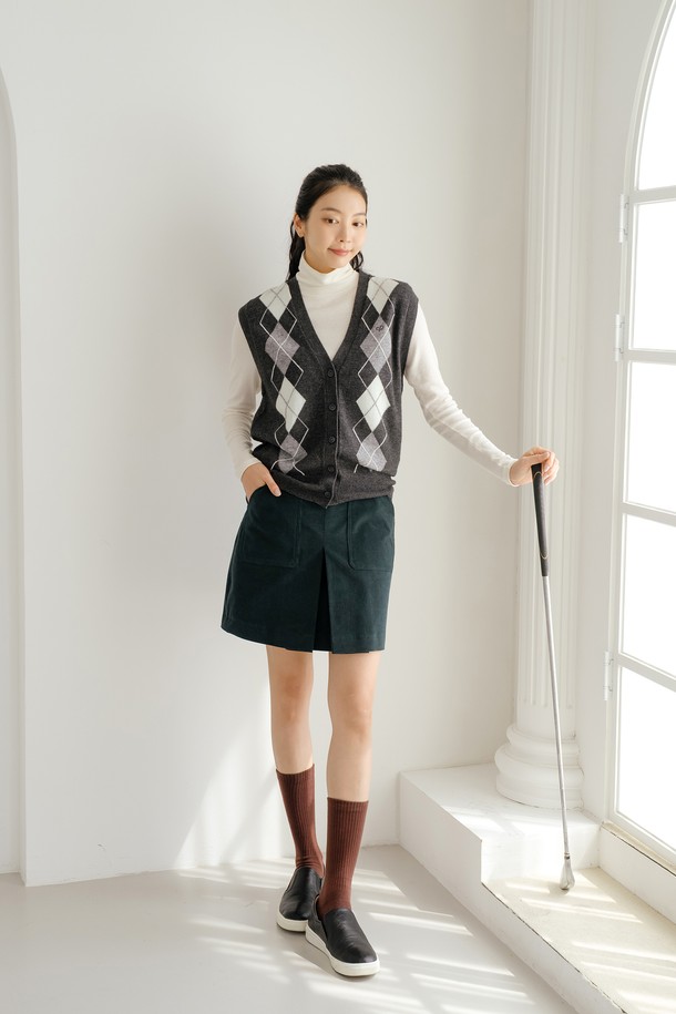 세련된 그린 컬러의 코듀로이 스커트입니다. 부드러운 촉감의 코듀로이 소재로 제작되어 가을, 겨울 시즌에 따뜻하게 착용할 수 있습니다. A라인 핏과 레귤러핏으로 편안하면서도 여성스러운 실루엣을 연출합니다. 캐주얼, 미니멀 스타일을 즐겨 입는 여성분들에게 데이트룩, 모임룩으로 추천하는 아이템입니다. 무지 디자인으로 다양한 상의와 손쉽게 매치하여 폭넓은 스타일을 소화할 수 있습니다.
