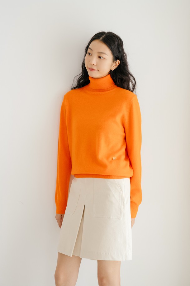 따뜻하고 부드러운 감촉의 코듀로이 스커트 IV입니다. 아이보리와 화이트 두 가지 색상으로 출시되어, 어떤 상의와도 쉽게 매치하여 캐주얼하고 베이직한 스타일을 연출할 수 있습니다. 가을, 겨울 시즌에 어울리는 두꺼운 두께감과 부드러운 촉감, A라인 핏으로 편안하면서도 여성스러운 실루엣을 선사합니다. 미니스커트 타입에 플리츠 디테일이 더해져 데이트룩이나 모임룩에 포인트를 더하며, 미니멀한 스타일을 즐기는 분들께 추천합니다.
