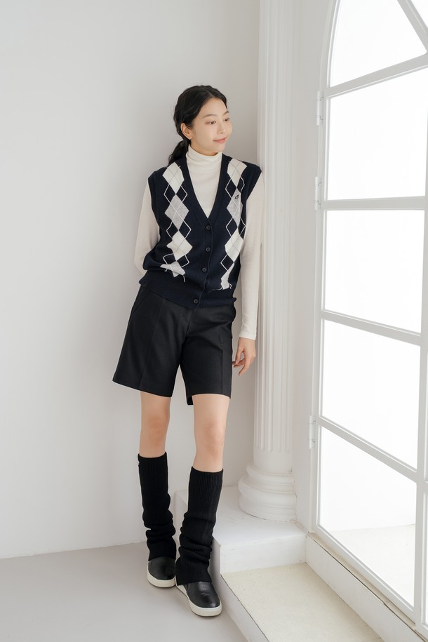 울 100 레그워머 BK는 가을, 겨울 시즌에 따뜻함과 스타일을 더해주는 필수 아이템입니다. 부드러운 울 100% 소재로 제작되어 뛰어난 보온성을 제공하며, 무지 디자인으로 어떤 옷에도 쉽게 매치할 수 있습니다. 블랙, 아이보리, 차콜 세 가지 색상으로 출시되어, 각자의 개성에 맞는 스타일을 연출할 수 있습니다. 산책룩, 집콕룩, 출근룩 등 다양한 TPO에 활용 가능하며, 클래식, 미니멀, 캐주얼 스타일 모두 소화 가능한 실용적인 레그워머입니다. 다리 전체를 감싸주어 추운 날씨에도 따뜻하고 편안하게 활동할 수 있습니다.
